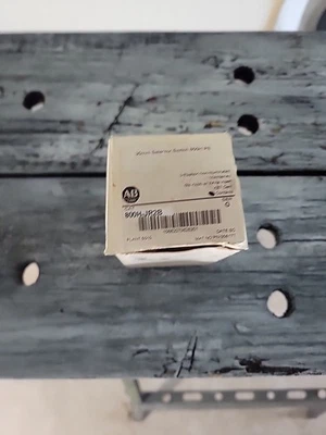 Allen-Bradley 800H-JR2B Ser. F 3-Position Selector Switch, 30mm, Black, NEW - Image 1 of 3