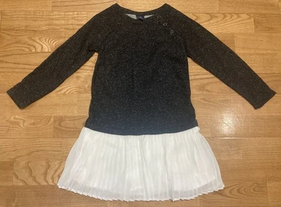 Vestido suéter Girl's Gap preto brilhante com saia plissada branca tamanho 5 em excelente estado usado - Imagem 1 de 3