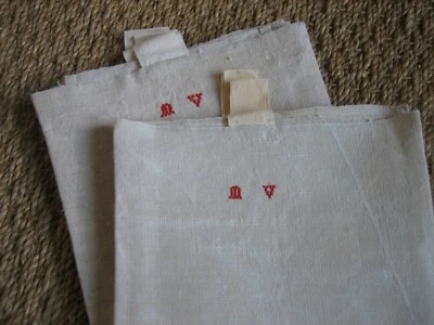 2 Anciens torchons en Lin brodé monogramme M.V au fil rouge - Photo 1/4