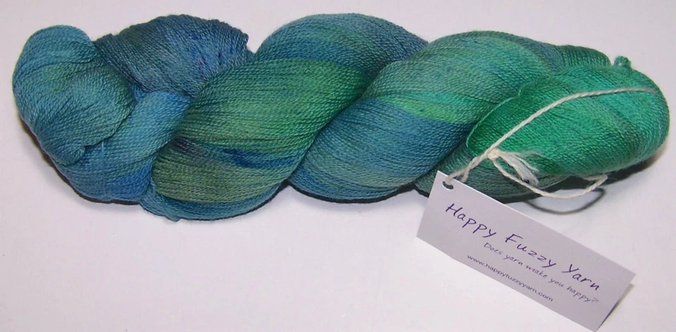 1000 yardas HAPPY FUZZY Lana Merino Encaje Peso Hilo #26033 PAVO REAL Foto 1 de 1