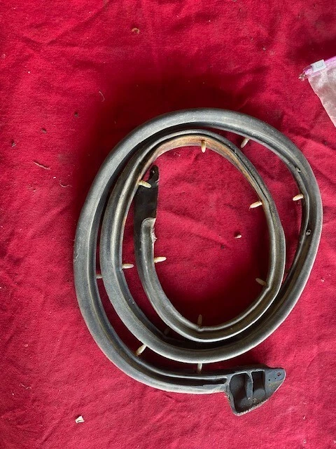 1970-1971 Ford Torino, Fairlane 4dr ЛЕВАЯ уплотнительная полоска для задней двери НИЖНЕЕ УПЛОТНЕНИЕ - Изображение 1 из 4