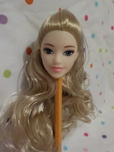 NUEVA Hermosa Cabeza de Muñeca de Moda, Cabello Rubio Rizado, Cara Bonita, Ideal para ÚNICA - Imagen 1 de 3