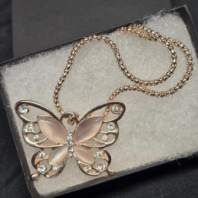 优雅蝴蝶吊坠项链玫瑰金透明 CZ 粉色宝石 28 英寸链 — 第 1/4 张图片