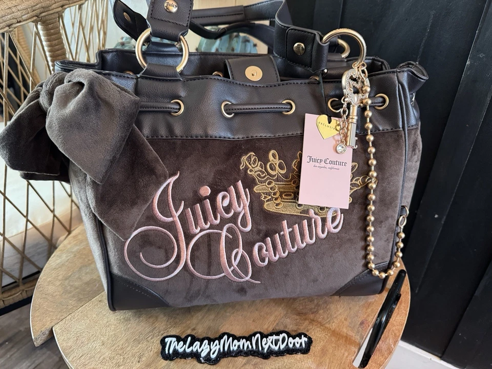 Bolso de Mano The Key To Juicy Couture Daydreamer en Chocolate con Lazo Foto 1 de 2