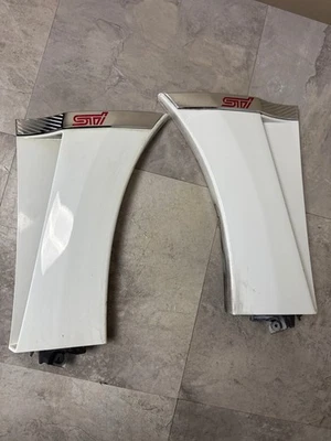 Par de adornos moldeados para guardabarros OEM 2011-2014 Subaru Impreza WRX STi Foto 1 de 4