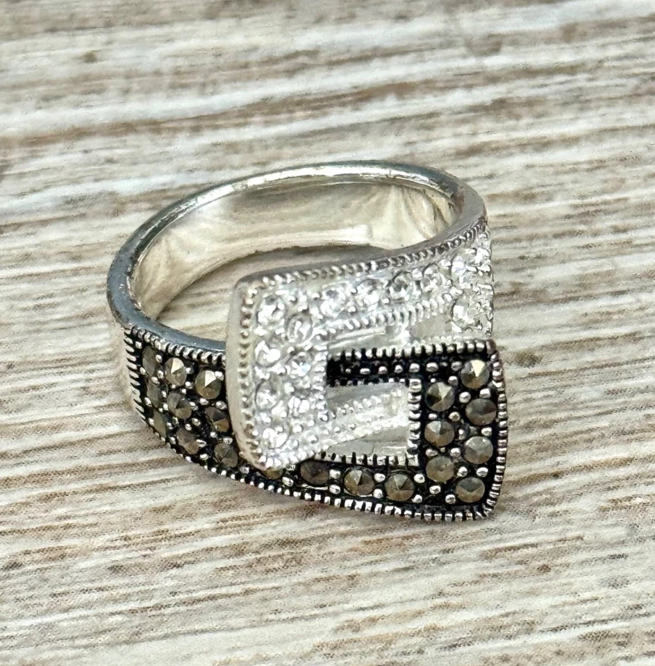 Anillo llamativo hebilla entrelazada con diamantes de imitación blancos y marcasita tono plata Foto 1 de 4
