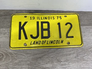 Targa Illinois 1975 Terra di Lincoln - Giallo e Nero - KJB 12 - Foto 1 di 2