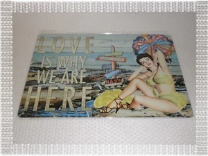 Plaque Publicitaire Vintage Métal Pin Up Plage Parachute 20 x 30 cm Neuve - Foto 1 di 1
