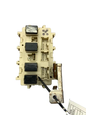 Nissan Murano 2015-2024 OEM caja de relé de unión de fusibles delantera izquierda Foto 1 de 4