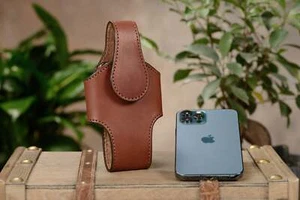 Custodia fondina cellulare verticale in pelle marrone medio - Foto 1 di 9