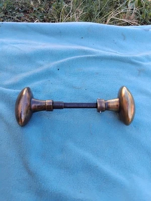 ancienne poignée de porte ovale en bronze ou laiton napoléon III carré de 6 mm - Photo 1/3