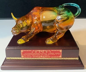 Lucite? Statua Toro Ambrato Brilla Sotto Base Legno Chiaro Nero Targa Cinese - Foto 1 di 23