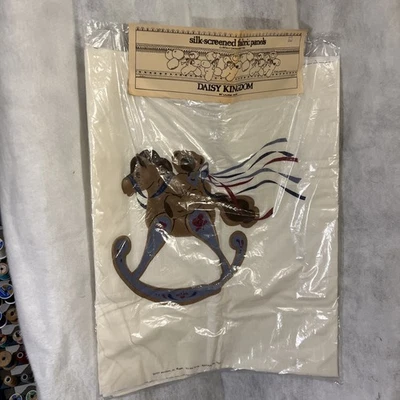 De Colección Daisy Kingdom 1984 Oso en Caballo Mecedor Panel de Tela Edredón Colgante de Pared Nuevo en Paquete Foto 1 de 4