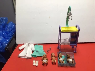 Barbie Nursery Doctor Juego, 4 Bebés, Mueble, Accesorios Foto 1 de 4