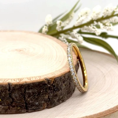 Elegante anillo unisex resistente a los arañazos banda de titanio dorado de 2 mm con incrustación de pavé de circonita cúbica completa Foto 1 de 4