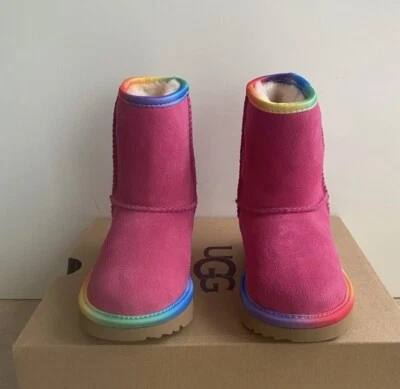 NUEVO CON ETIQUETAS/NUEVO EN CAJA UGG Clásico Corto II Niño Pequeño Arco Iris Piel de Oveja Forrada Bota Rosa-Talla 6, 7 Foto 1 de 4