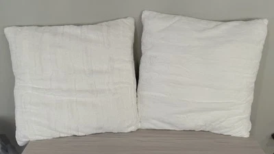 (2) Travesseiros DKNY White Cozy Luxe de pele sintética 26” x 26” com capas com zíper - Imagem 1 de 4