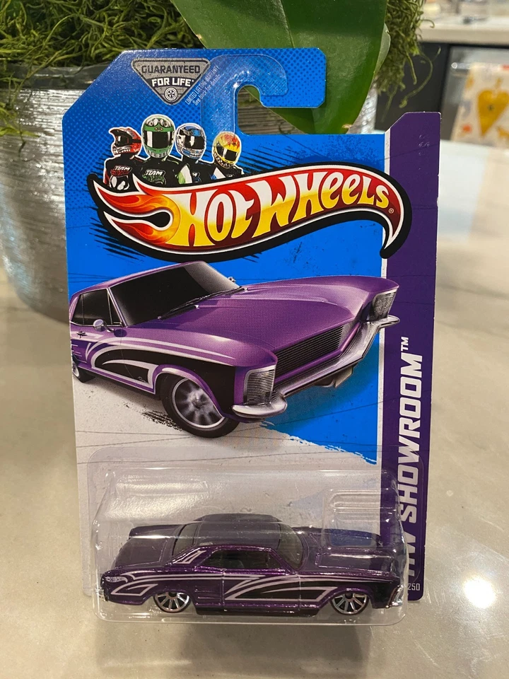 2013 Hot Wheels HW Showroom '64 Buick Riviera 238/250 Viola - Immagine 1 di 1