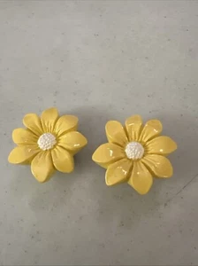 Daisies Button Covers Enameled Resin Set of 2 Flowers - Picture 1 of 3