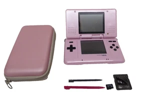 Nintendo DS Original Rosa Konsole funktionstüchtig mit Styles, Case & R4 Karte & 2gb SD - Bild 1 von 6