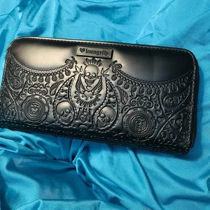 Schwarze Loungefly Geldbörse Totenköpfe Muster Design umlaufender Reißverschluss *LESEN* - Bild 1 von 9