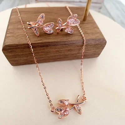 Juego de collar y pendientes de flores enchapados en oro rosa de plata de ley 925 Foto 1 de 4