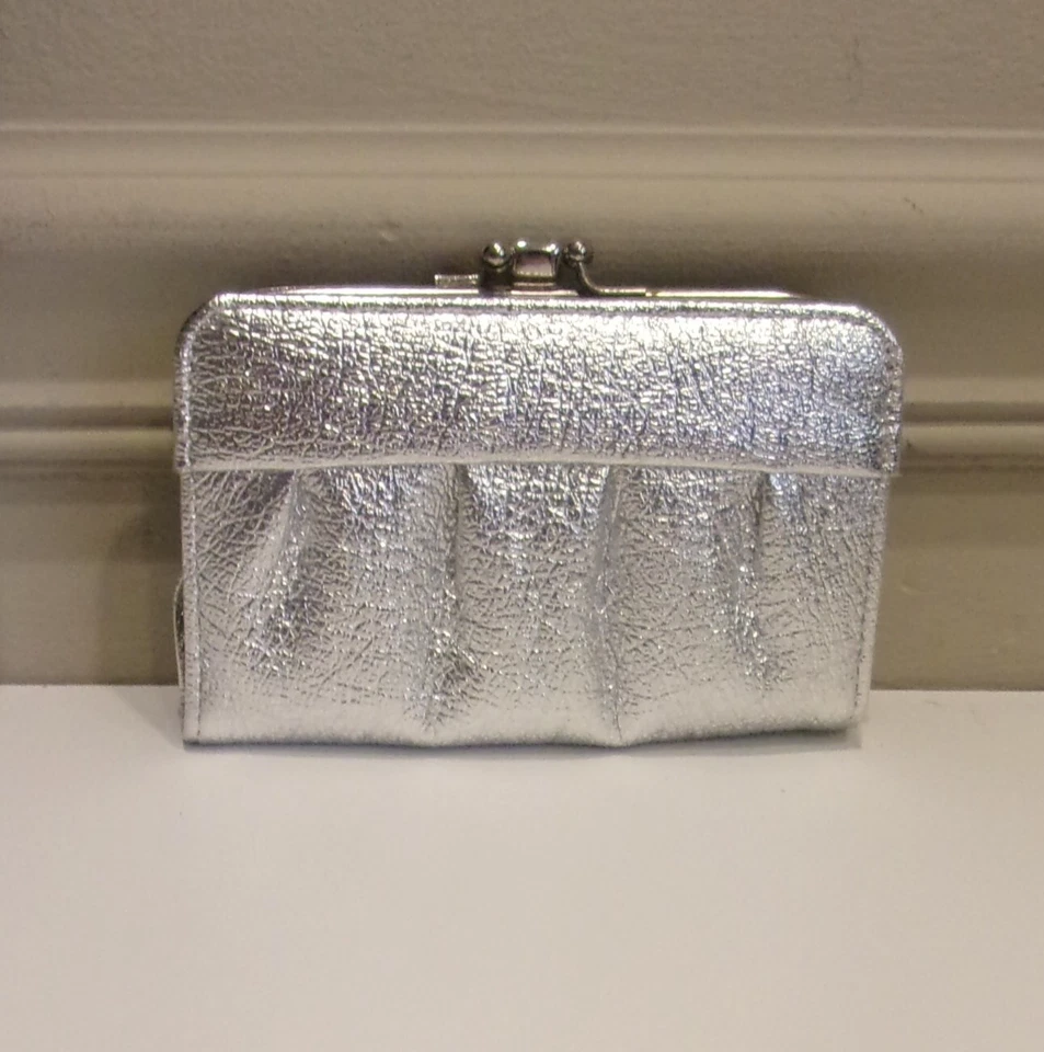 De colección. Cartera con cierre de pargos de punto de bloqueo de beso triple marco de cuero sintético plateado Foto 1 de 4