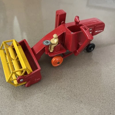 Cosechadora Lesney Matchbox roja Massey Ferguson. Inglaterra  Foto 1 de 4