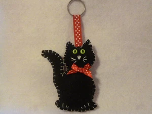 HAND MADE ***1 X FELT BLACK CAT with RED BOW KEYRING - Picture 1 of 2