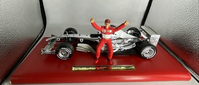 Ferrari F2003 Michael Schumacher 6 volte Campione del Mondo Cromato 1:18 - NUOVA - Immagine 1 di 4