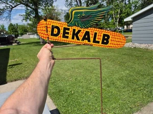 Vintage ca. 1950er DEKALB Mais Samen Blechschild Fliegende Ähre Wetterfahne doppelseitiges Schild schön! - Bild 1 von 9