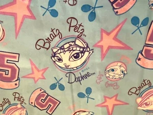 BRATZ PETZ PUPPE BEDRUCKTER FLANELLSTOFF ~ 44" X 4 YARDS ~ STEPPKISSEN SPIELZEUG - Bild 1 von 4