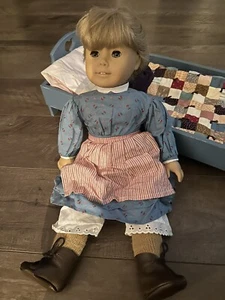 American Girl Doll Kirsten With Outfit, Blue Bed, And Birthday Quilt - Picture 1 of 10