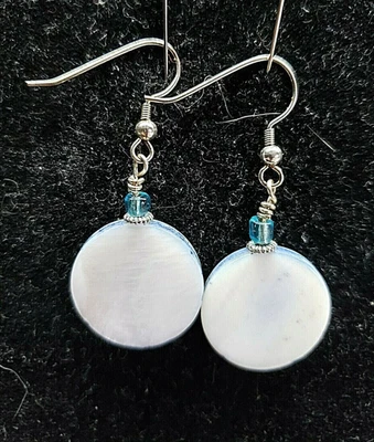 Pendientes colgantes naturales de madreperla teñidos de alambre francés playeros BOHO hechos a mano Foto 1 de 4