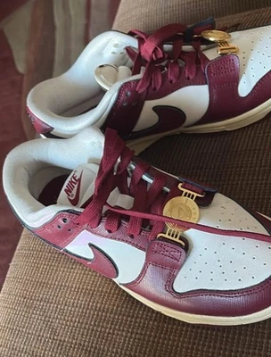 Talla 6.5 - Nike Dunk SE Low Sisterhood - Team Red W Foto 1 de 3