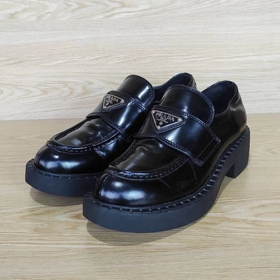 Zapatos mocasines de charol negro cepillado chocolate Prada para mujer talla: EU36 US6 Foto 1 de 4