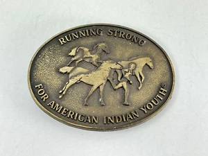 Vintage Messing Gürtelschnalle läuft stark für Indianer Jugend Mustang Pferd - Bild 1 von 2