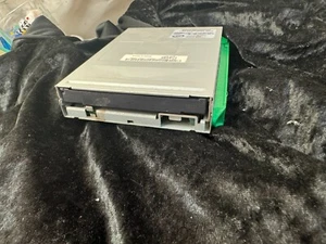 Samsung SFD-321J/ADNR - 3.5 Floppy Drive - Picture 1 of 3