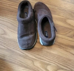Bass Suede Driving Shoes Womens 7.5 M Slip On missing button on 1 shoe - Picture 1 of 9