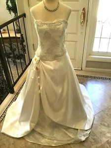 DEMETRIOS $ 1600 Lace Bridal gown Wedding Dress White / silver lace 10 NEW - Picture 1 of 8