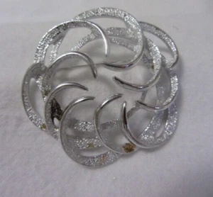 "BROCHE VINTAGE SARAH COVENTRY FLOR TONO PLATA TEXTURIZADO 2"" REDONDO" - Imagen 1 de 3