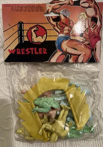 Vintage 1990's Knock Off Hasbro Wrestler Action Figure & Ring Hulk Macho man - Afbeelding 1 van 4