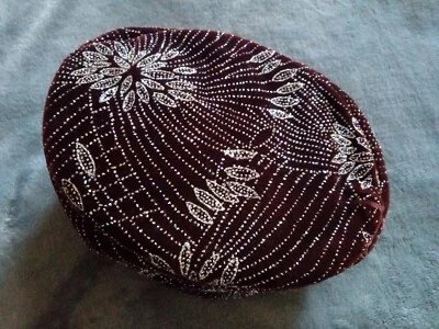 Sombrero Pastillero Borgoña Acentuado con Pequeñas Piedras Iridiscentes Foto 1 de 4