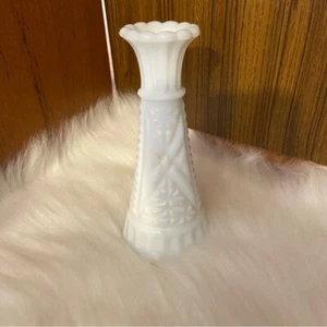 Vintage Milk  glass small decorative flower vase - Picture 1 of 9
