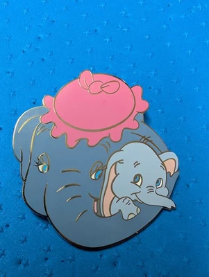 Disney Auctions (P.I.N.S.) - Pin Dumbo & Mother Embrace Mrs. Jumbo LE Foto 1 de 2