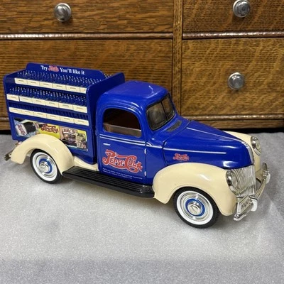 Camión de reparto Ford Pepsi 1999 Golden Wheel 1940 fundido a presión Foto 1 de 4