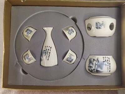 Juego de sake Sipping Angel con calentador y bandeja - blanco con caja de regalo azul en madera roja Foto 1 de 4