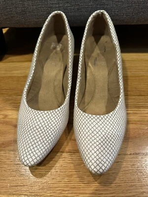 Aerosoles Stardom White Textured Snake Print Pointed Toe Heels Size 7.5 - Image 1 of 4