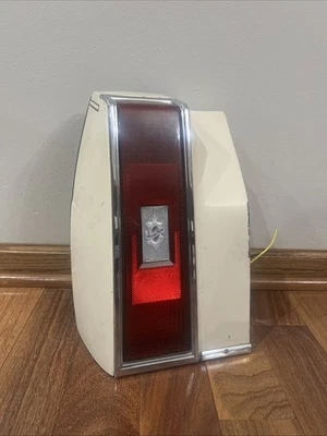 MONTAJE DE LUZ TRASERA IZQUIERDA OLDSMOBILE 98 1980 1981 1982 1983 1984 1985 1986 Foto 1 de 4