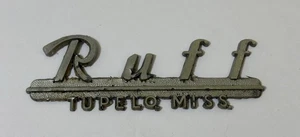 Insignia emblema vintage de metal cromado RUFF CONCESIONARIO DE AUTOMÓVILES TUPELO MISSISSIPPI - Imagen 1 de 2